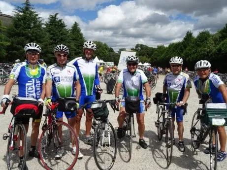 Cyclistes sur une route de col alpin