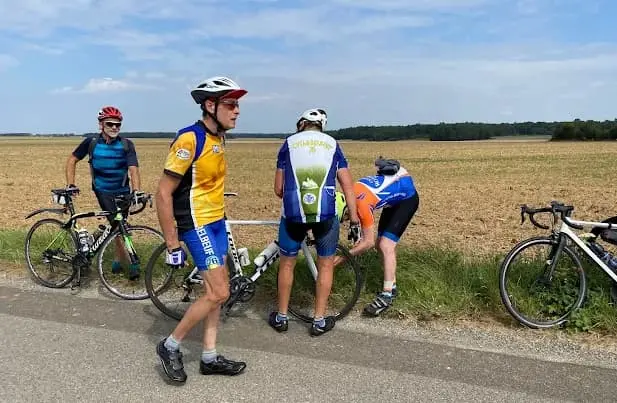 Réparation d'un pneu crevé lors d'une sortie de Cycloblebeuf