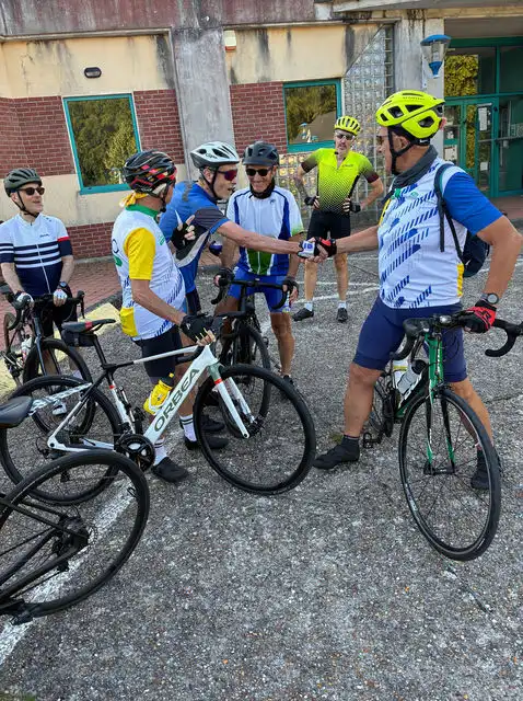 Les cyclistes de Cyclobelbeuf en attente du départ d'une sortie
