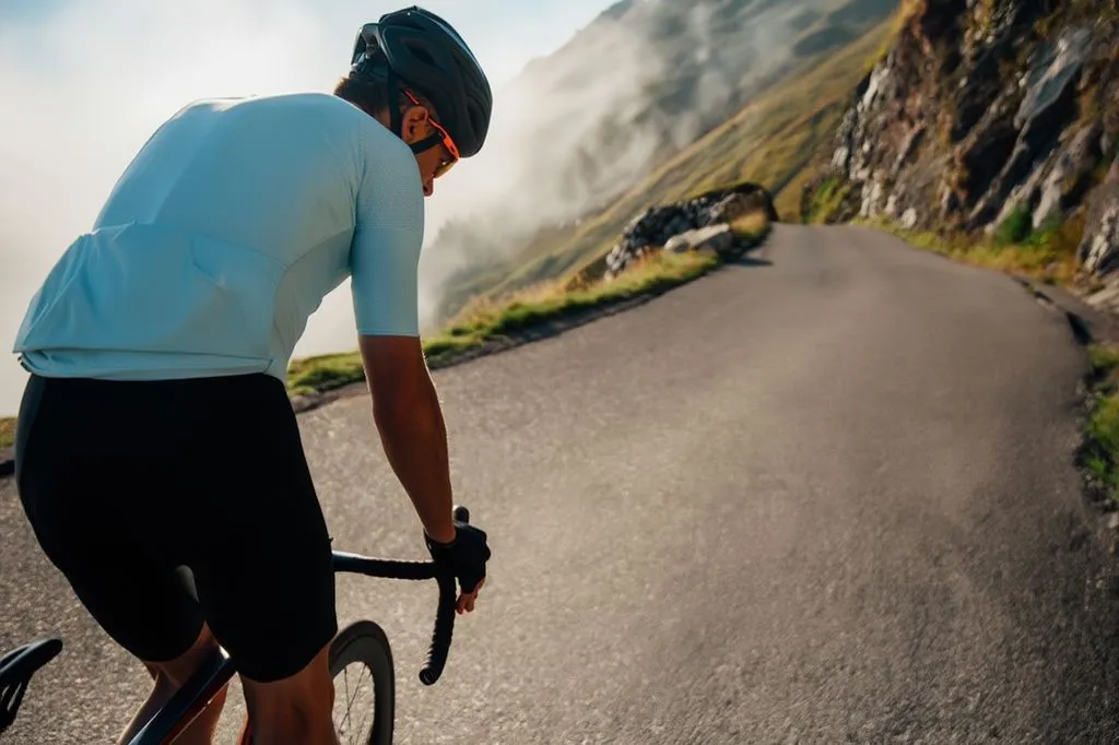 En plein effort sur la route d'un col