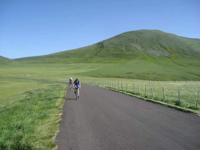 Nos cyclistes de Cyclobelbeuf sur une route du Puy de Dôme