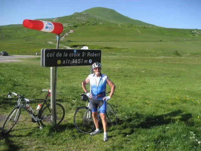 Un de nos cyclistes au sommet du col de la Croix St Robert