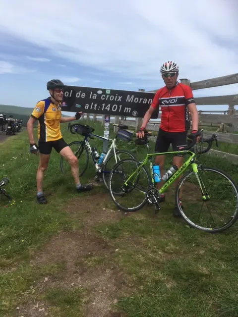 Nos 2 cyclistes de cyclobelbeuf au sommet du col de la Croix Morand