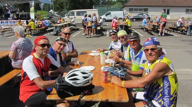 Nos 7 cyclistes au repas de midi lors d'une semaine fédérale