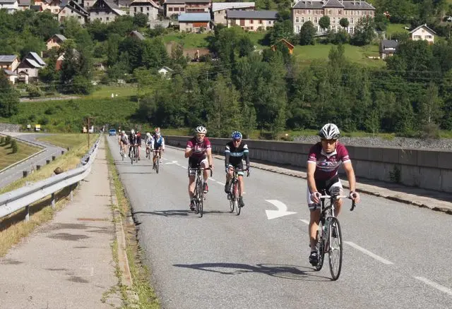 Cyclistes de Cyclobelbeuf sur une route de Tarentaise