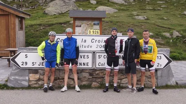 Cyclistes de Cyclobelbeuf au sommet du col de la Croix de fer