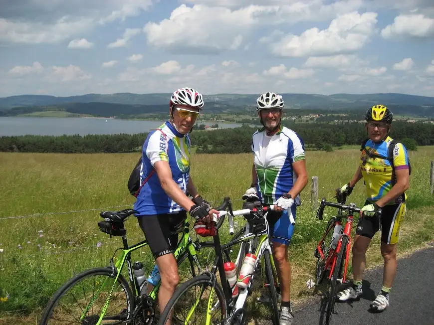 Trois de nos cyclistes devant un lac de Lozère