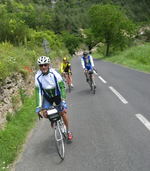 Nos cyclistes de Cyclobelbeuf sur une route de l'Aveyron