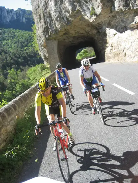 Nos cyclistes de Cyclobelbeuf sur une route de l'Aveyron