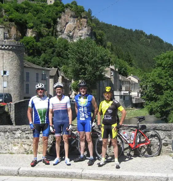 Nos cyclistes de Cyclobelbeuf sur une route de l'Aveyron