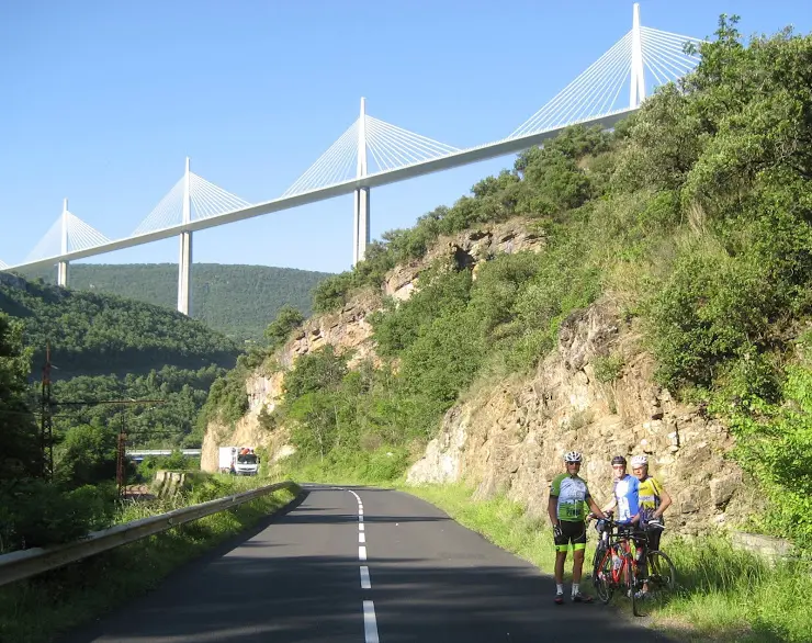 Nos cyclistes de Cyclobelbeuf devant le pont de Millau