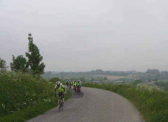 Un groupe de Cycloblebeuf sur une route de Normandie