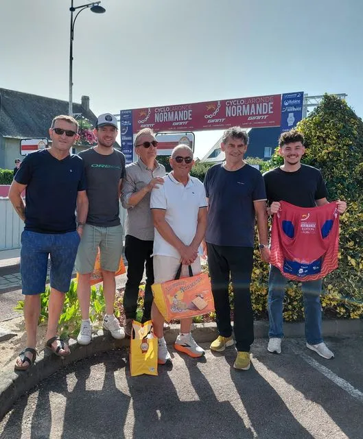 Nos cyclistes de Cyclobelbeuf la veille du départ après avoir récupéré leur maillot