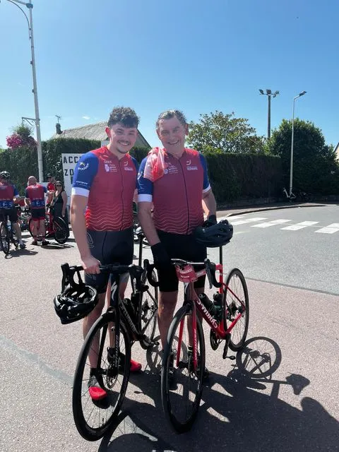 Nos 2 cyclistes à l'arrivée de la MoyenneRonde