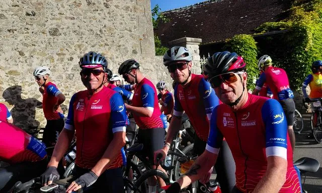 Cyclistes de Cyclobelbeuf sur la ligne de départ de la GrandeRonde