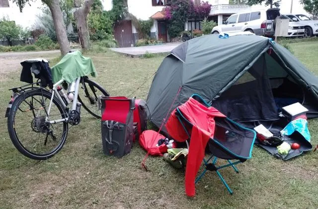 Notre cycliste de Cyclobelbeuf au camping avec sa tente montée