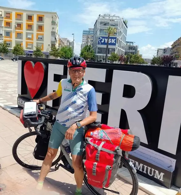 Notre cycliste à Fieri en Albanie