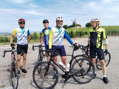 Les cyclistes de Cyclobelbeuf dégustent le champagne