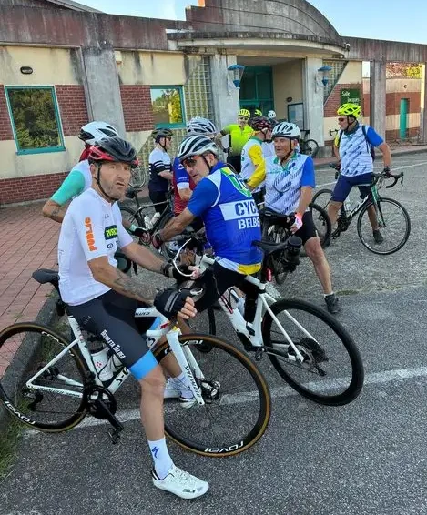 Cyclistes de Cyclobelbeuf au départ d'une sortie à la salle J.Anquetil