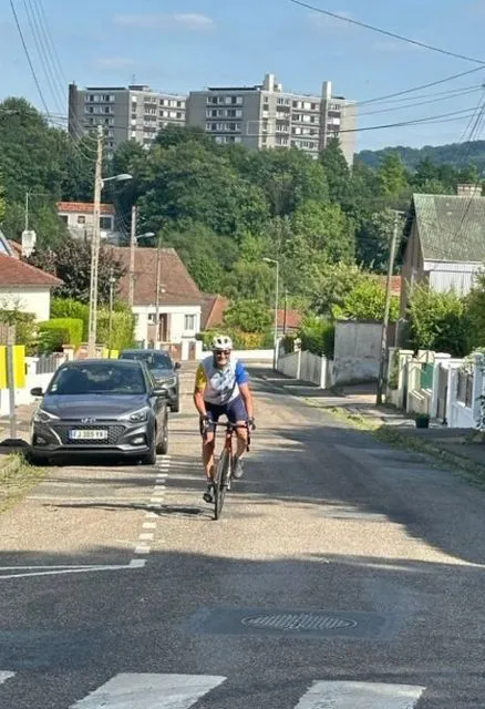 Un de nos cyclistes au sommet d'une côte près de Rouen