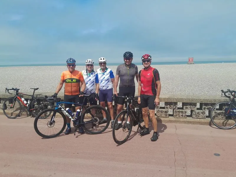 Cyclistes de Cyclobelbeuf devant la plage de Dieppe 