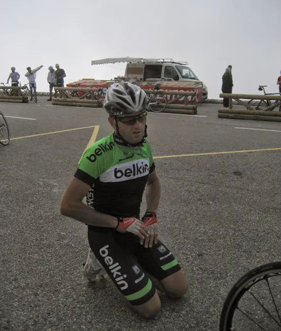 Notre ccycliste épuisé au sommet du mont Ventoux